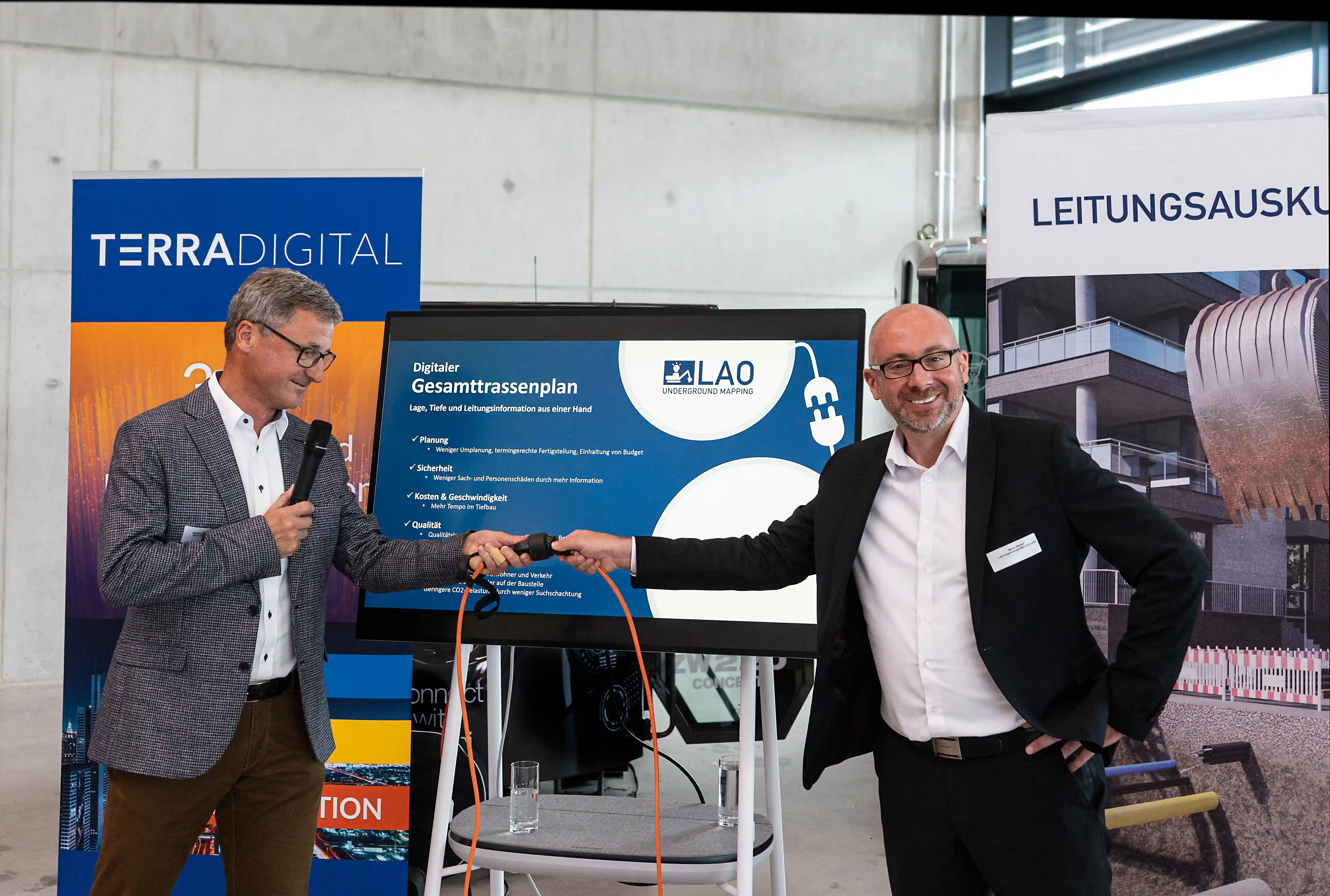 Handshake at the partnership between Terra Digital and LAO Leitungsauskunft Online